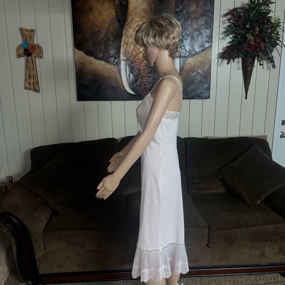Vanity Fair • Vintage • Size 34 • Medium • Pink • Lace • Ruffle • Slip Nightgown - Picture 10 of 16